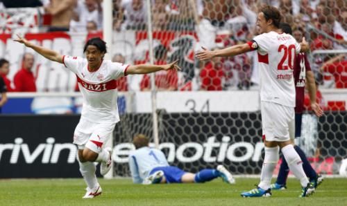 الياباني شينجي اوكازاكي يحتفل بعد إحرازه الهدف الثالث لشتوتغارت