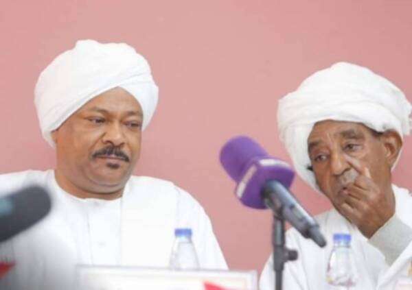 أيمن مبارك ( يسار)