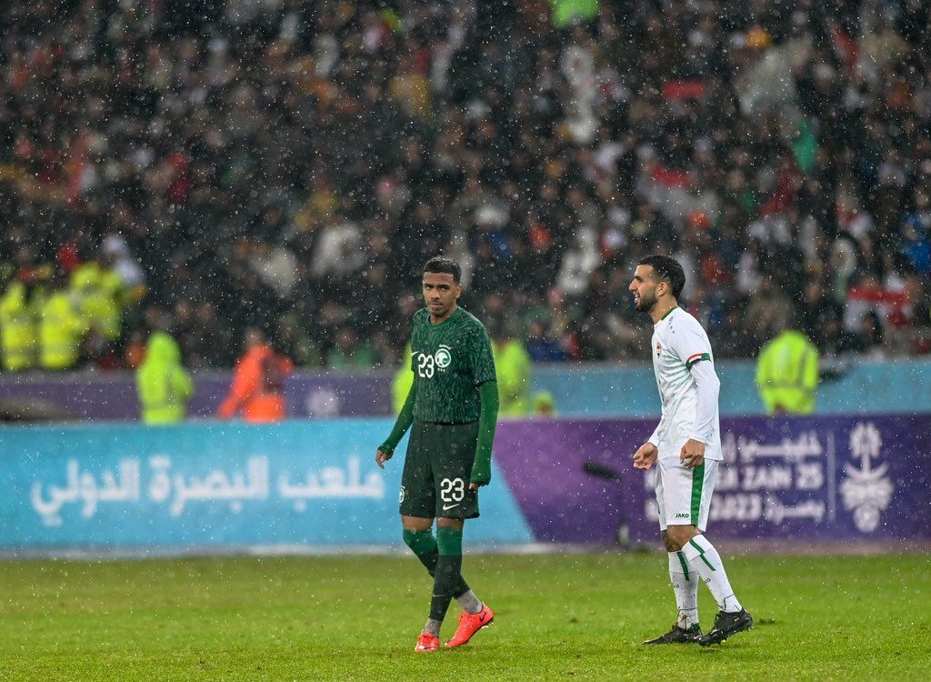 الأمطار الغزيرة أثرت على أرضية الملعب