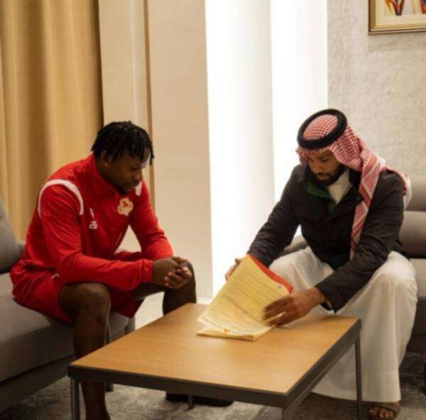 أثناء توقيع العقود