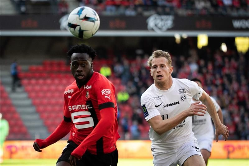 نيكولاس كوزا (جهة اليمين)