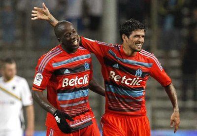 لوشيو غونزاليس يحتفل مع سليمان دياوارا