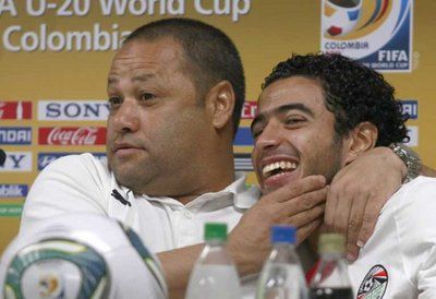 ضياء السيد " يسار" وعلاقة مميزة تربطه بلاعبي المنتخب المصري