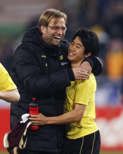 المدرب يورغن كلوب وبجانبه الياباني شينجي كاغاوا