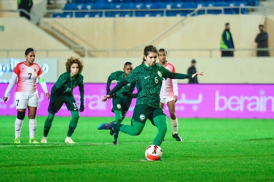 مريم التميمي عند تنفيذها ضربة الجزاء