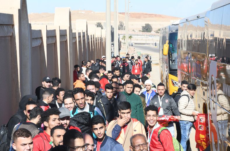 جماهير الأهلي تحتشد عند الحافلات