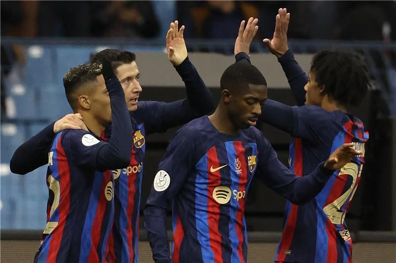 ليفاندوفسكي مع لاعبي برشلونة