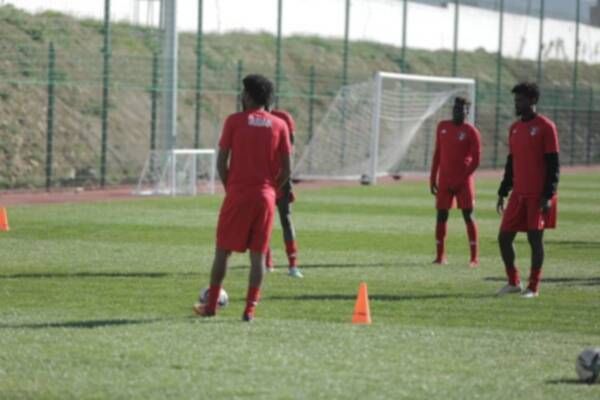 من تدريب منتخب المحليين السوداني بالجزائر