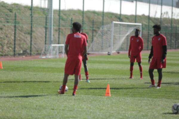 من تدريب منتخب المحليين السوداني بالجزائر