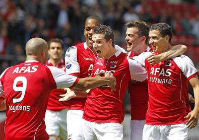 فرحة لاعبي الكمار بعد نجاحهم في احراز الهدف الثالث