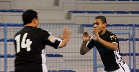 حسين الشيخ يحتفل بهدف الفوز لفريق موقع كووورة مع عدنان النمكي 