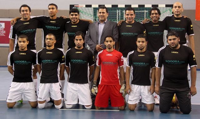 عزالدين الكلاوي يتوسط فريق كووورة بحرينية قبل مباراته الاولى في البطولة