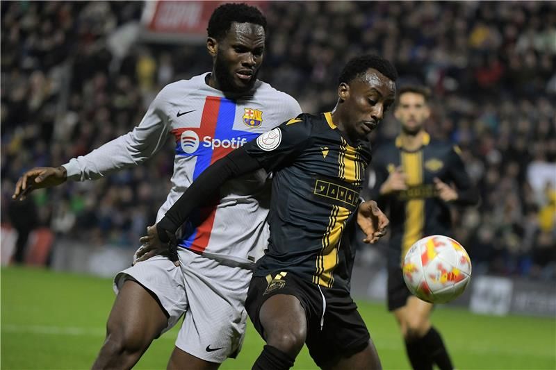 فرانك كيسي (جهة اليسار)