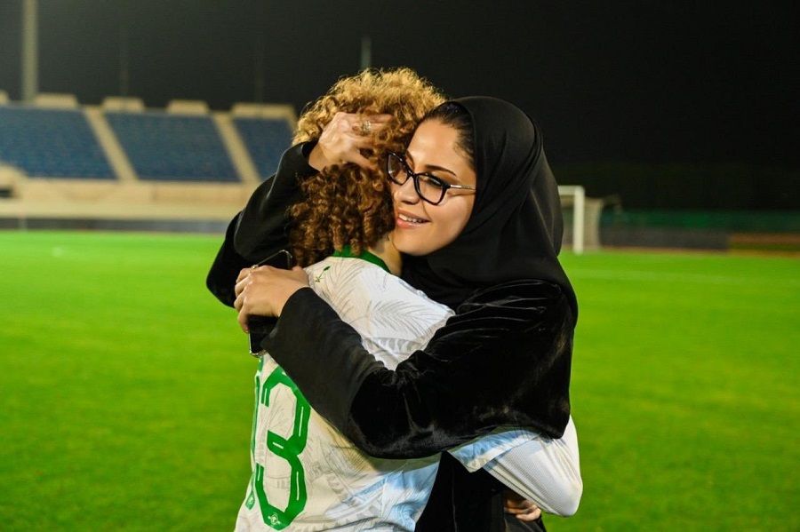 أضواء العريفي مع اللاعبة صبا توفيق بعد الانتصار