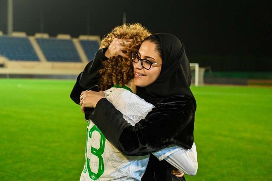 أضواء العريفي مع اللاعبة صبا توفيق بعد الانتصار