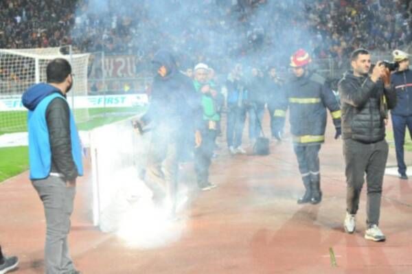 رمي الشماريخ في ملعب رادس خلال كلاسيكو الترجي والنجم الساحلي