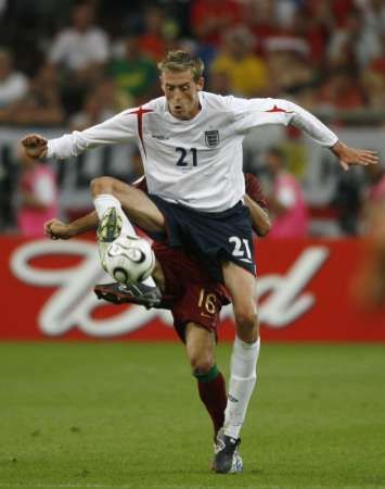 الانجليزي بيتر كرواتش (امام) والبرتغالي ريكاردو كارفالهو