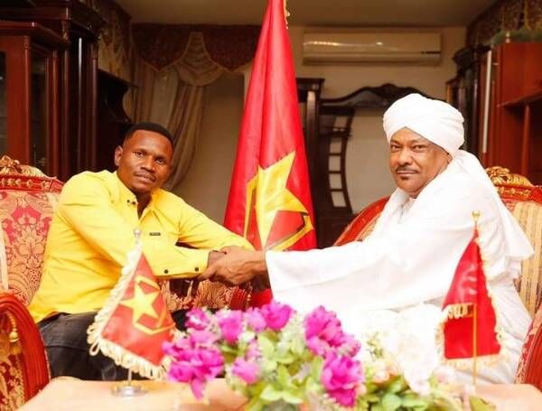 جانب من تجديد عقد أمير كمال