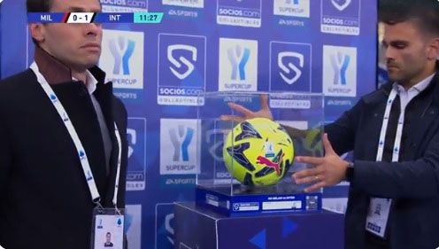 وضع كرة هدف الإنتر داخل صندوق زجاجي