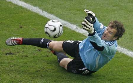 الحارس الألماني ينز ليمان يصد ضربة ترجيحية من الأرجنتيني استبان كامبياسو
