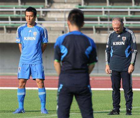 لاعبي منتخب اليابان يقفون دقيقة حداد على زميلهم الراحل ماتسودا