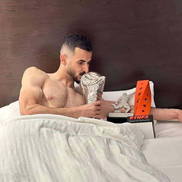 أيمن حسين مع كأس البطولة