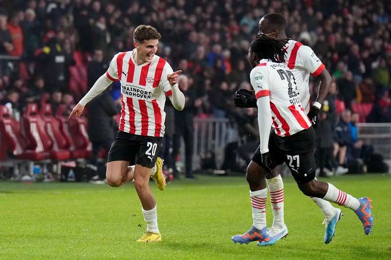 من اللقاء (نقلا عن حساب أيندهوفن على تويتر)