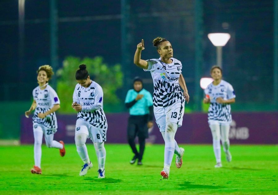 لاعبات فخر جدة بعد انتصارهن على الليث الأبيض