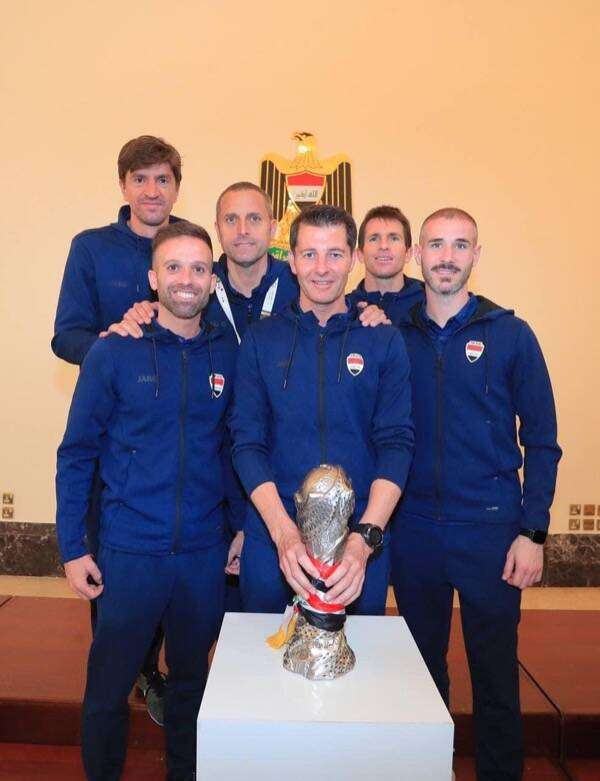 خيسوس كاساس وطاقمه المساعد