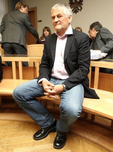 المدرب والتر ماير في قاعة المحكمة