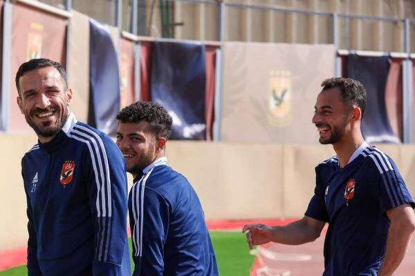 مصطفى سعد (في الوسط)