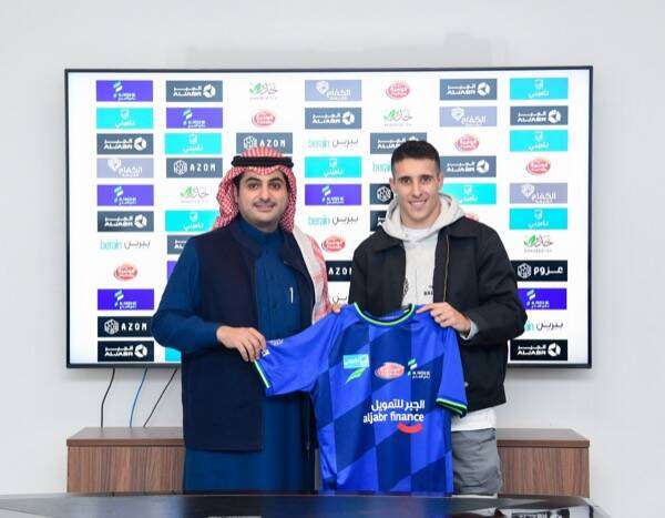 بعد توقيع العقود