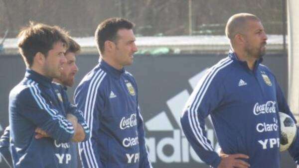 والتر صامويل (أقصى اليمين)