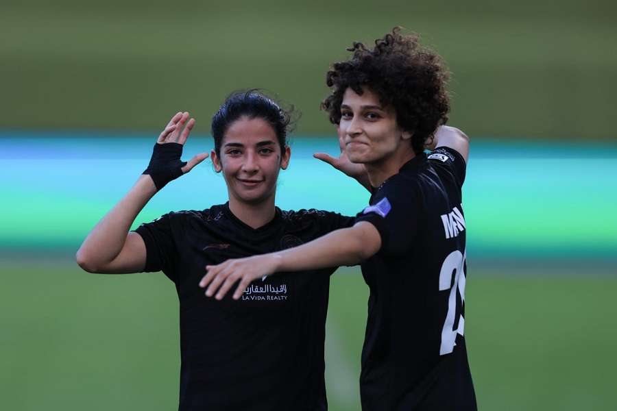 المصرية منة طارق (يمين) بعد التسجيل بمرمى الاتحاد