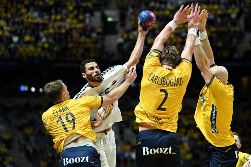 رمضان محمود يسدد وسط جدار السويد الدفاعي