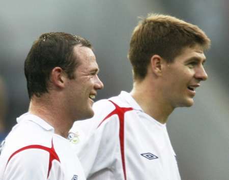 الانجليويان ستيفان جيرار (يمين) وواين روني (يسار) في لقطة أرشيفية