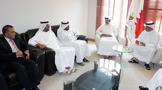 الشيخ خالد بن عبدالله آل خليفة والشيخ احمد بن حمد آل خليفة مع وفد قناة ابوظبي الرياضية برئاسة محمد نجيب  