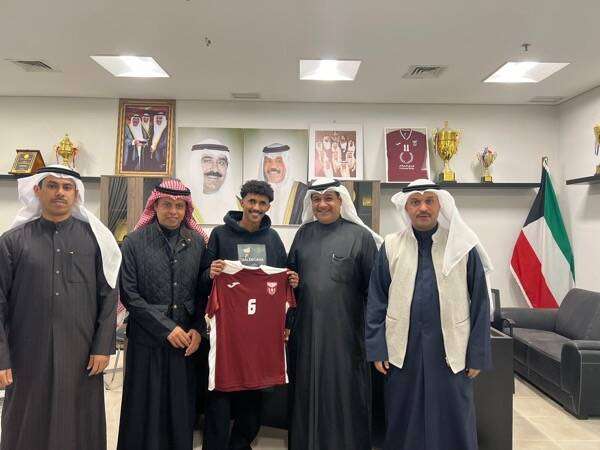 جانب من التوقيع