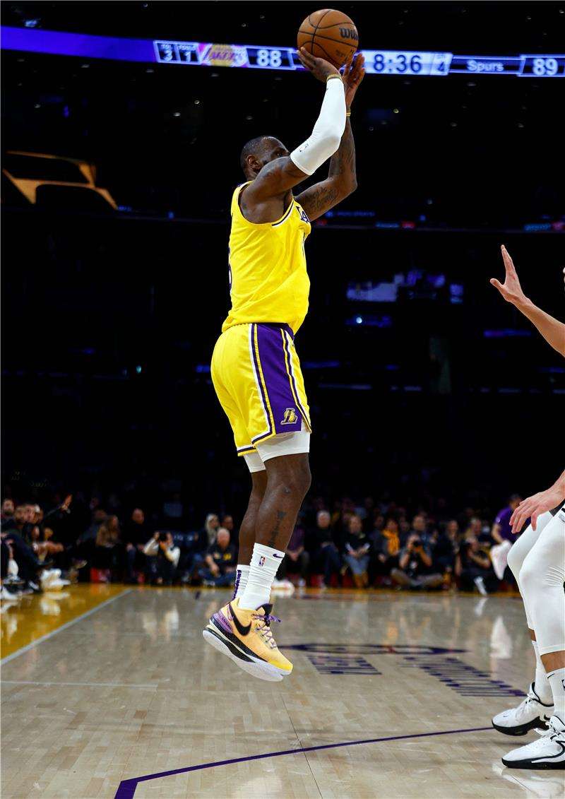 ليبرون جيمس