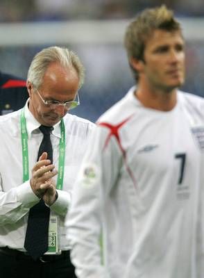 اريكسون خلف قائد المنتخب الإنجليزي بيكهام بعد الخروج امام البرتغال