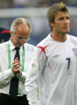 اريكسون خلف قائد المنتخب الإنجليزي بيكهام بعد الخروج امام البرتغال