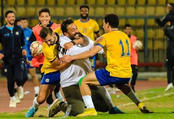 ميدو يحتفل مع لاعبي الإسماعيلي