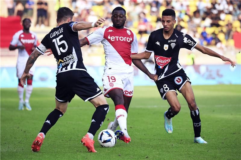 أوناحي (أقصى اليمين)