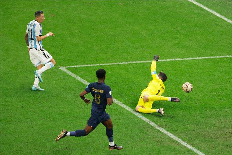 دي ماريا (أقصى اليسار)