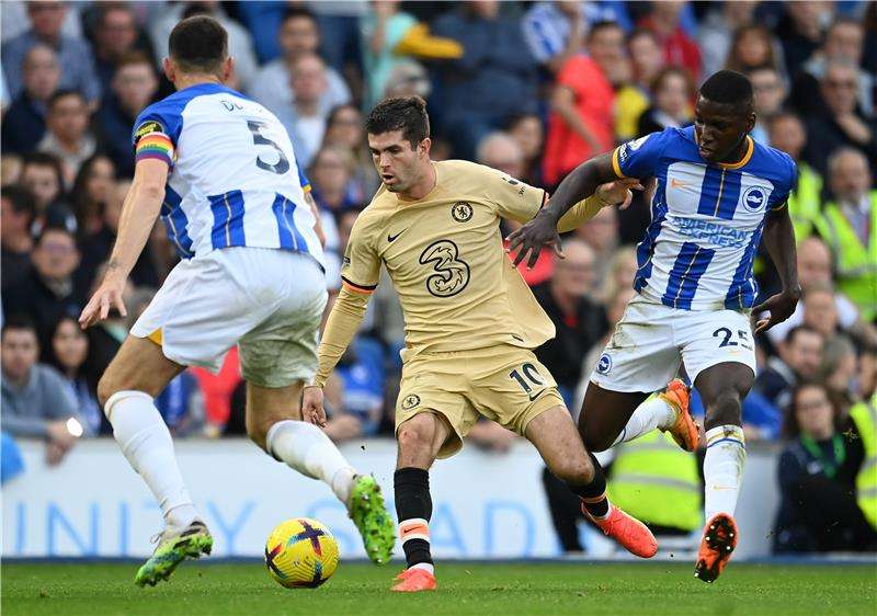 مويسيس كايسيدو (يمين)