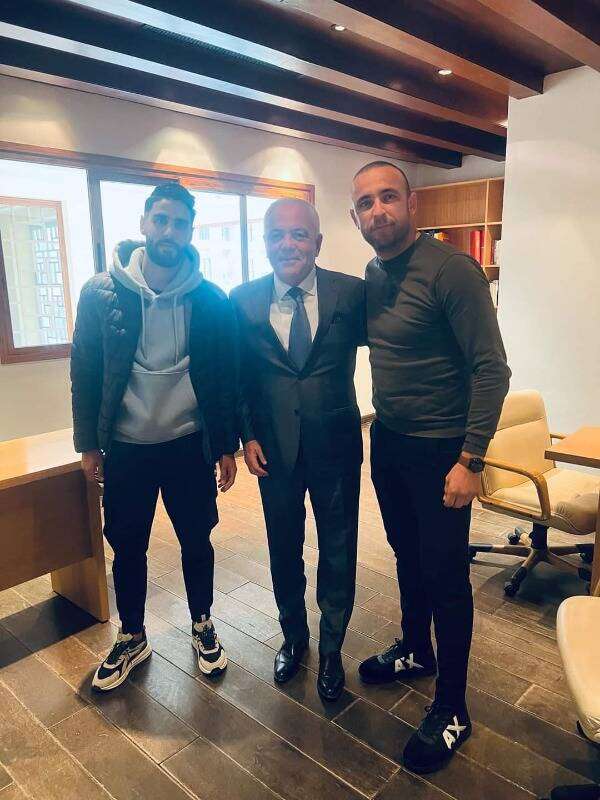 الشماخي مع وكيل أعماله ورئيس النجم الساحلي