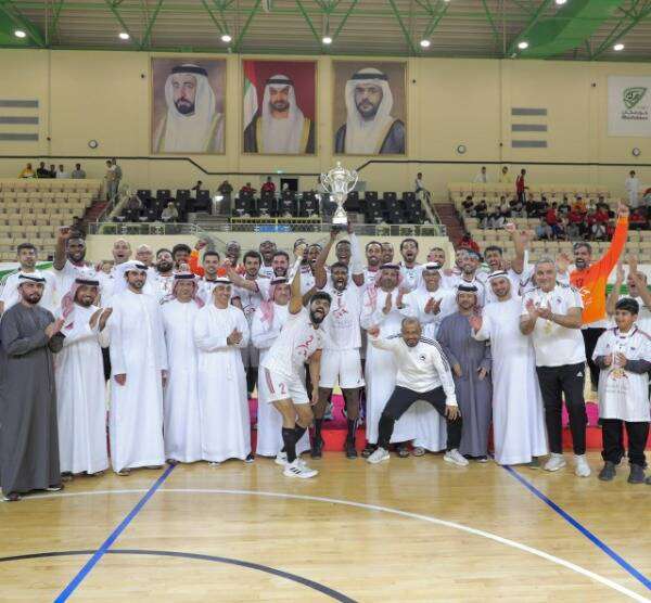 الشارقة يرفع الكأس