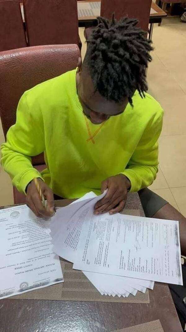 من توقيع اللاعب