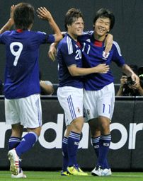 كينسوكي ناجاي ( يمين ) يحتفل بعد إحرازه الهدف الثاني بمرمى مصر