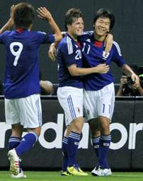 كينسوكي ناجاي ( يمين ) يحتفل بعد إحرازه الهدف الثاني بمرمى مصر